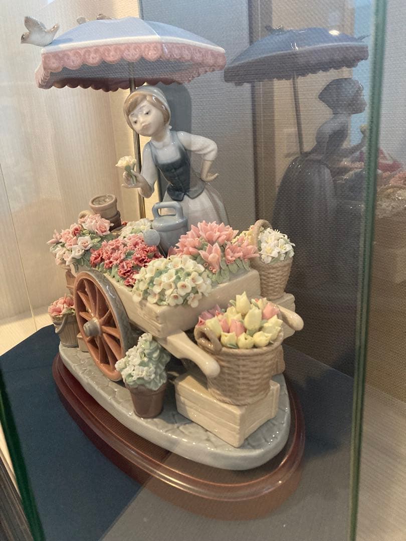 限定値下げ　美品　LLADRO 「公園通りの花屋さん」公式ガラスケース・木製台座