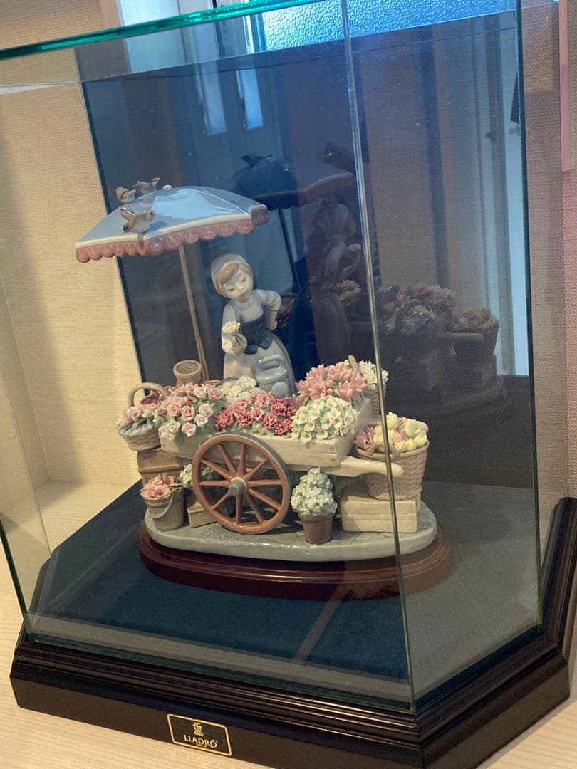 限定値下げ　美品　LLADRO 「公園通りの花屋さん」公式ガラスケース・木製台座