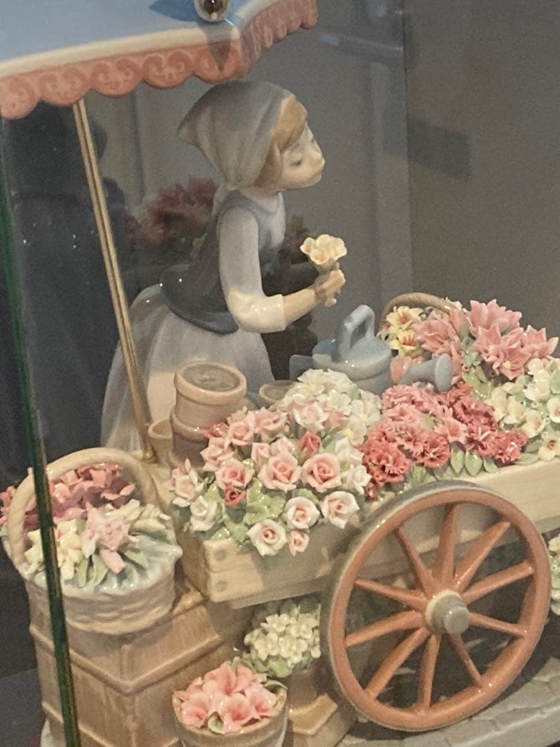 限定値下げ　美品　LLADRO 「公園通りの花屋さん」公式ガラスケース・木製台座