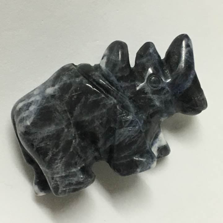 ソーダライト牛置物
