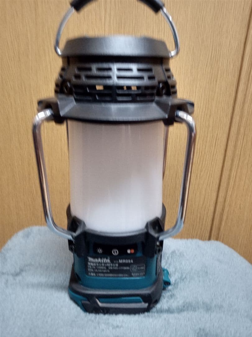 中古 ほぼ未使用 箱無しMakita マキタ MR054 充電式付ラジオランタン
