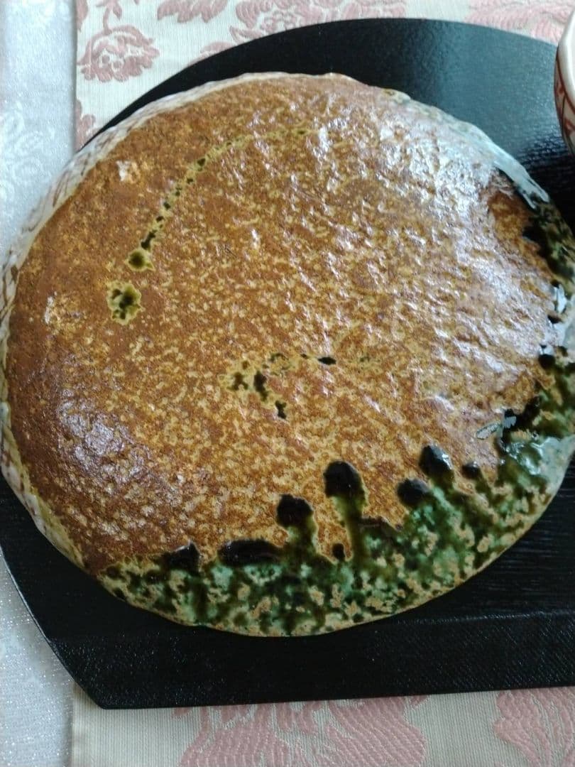 美濃焼　”黒岩卓実作“織部8寸強皿と、赤絵の飯碗