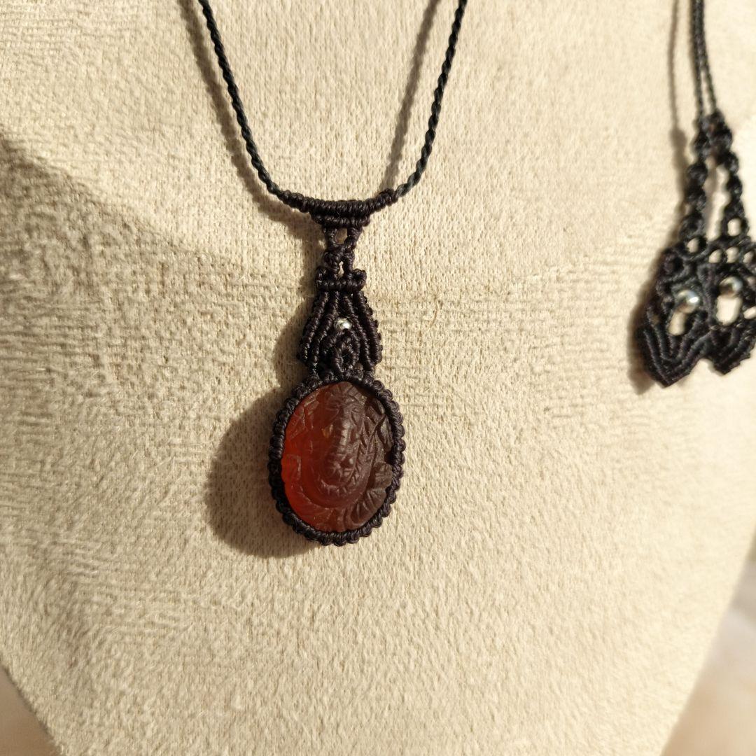 ヘソナイトガーネット　ガネーシャ彫りマクラメ編みネックレス