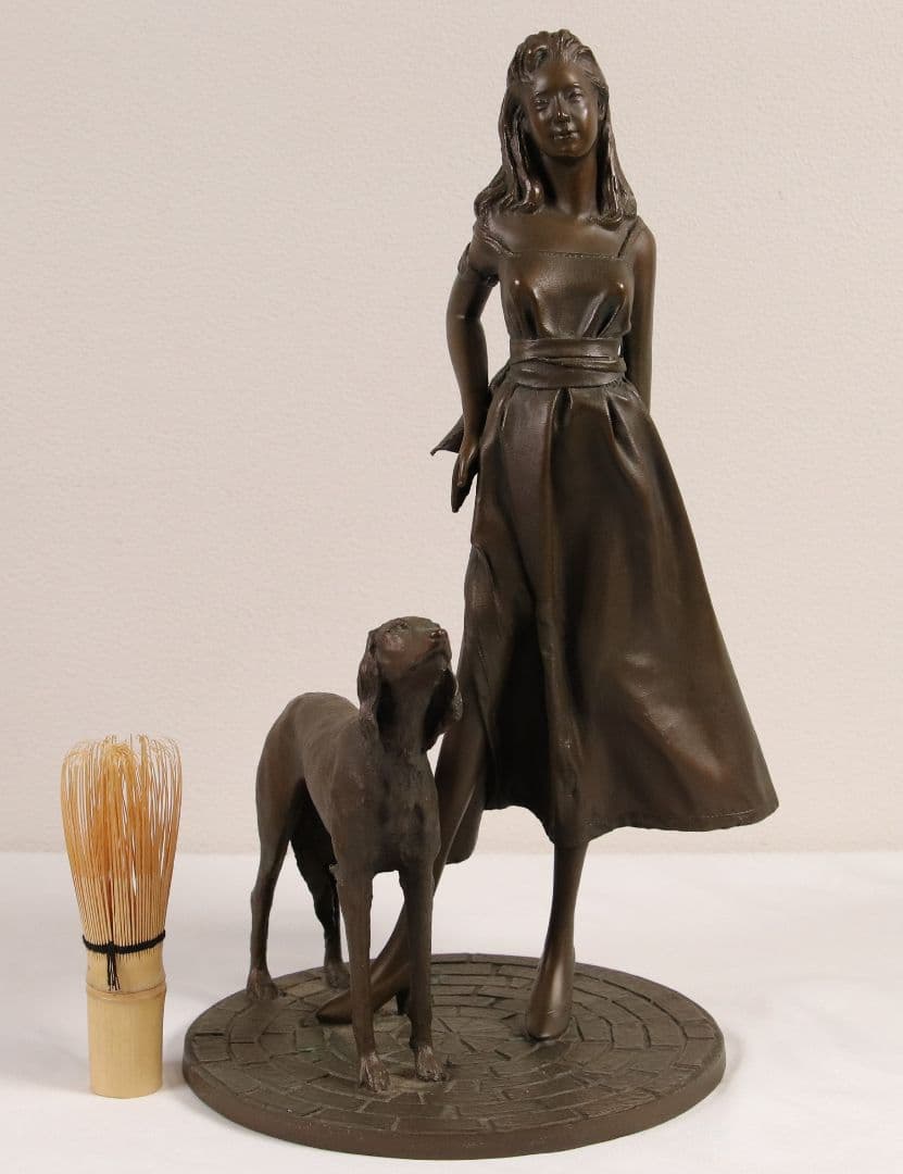 高岡銅器 ブロンズ像「街角」高さ33cm 美人像 女性 犬 洋風置物 M879