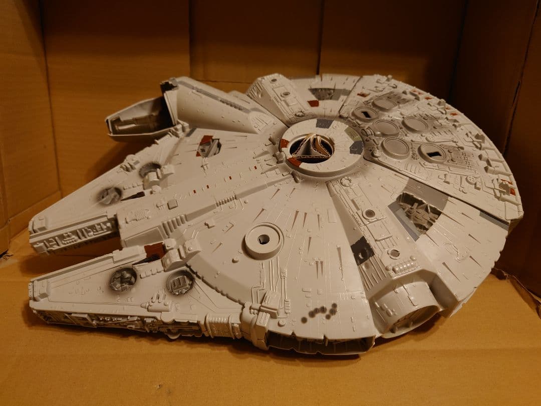 ハズブロ スターウォーズ トリロジー ミレニアム・ファルコン フィギュア付き！！