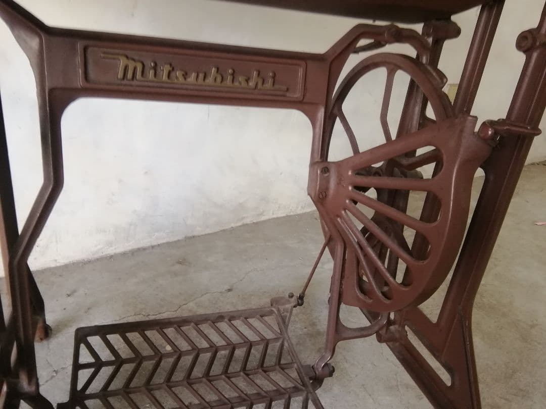 足踏みミシン/MITSUBISHI　　 テーブルその他の木製の部分は新品同様、