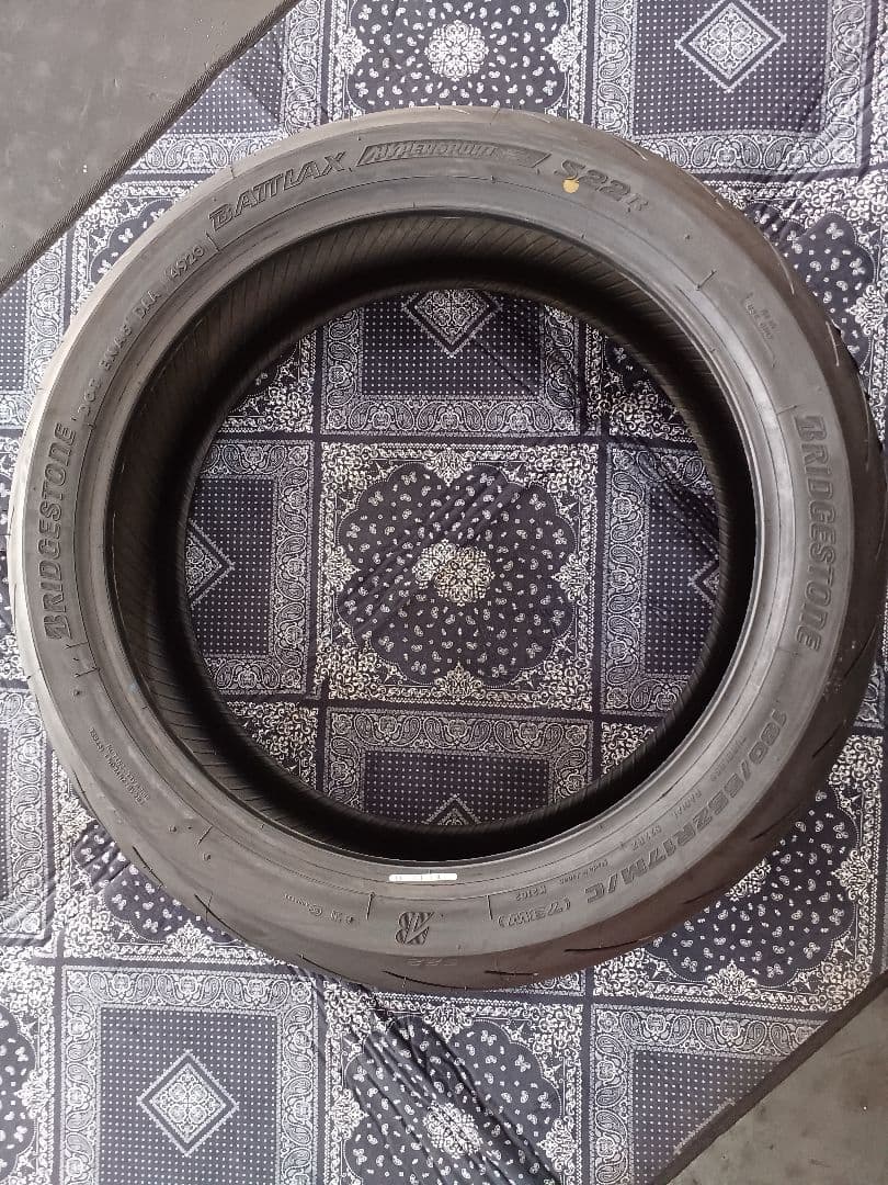 ブリヂストン バトラックス S22 180/55ZR17新品！