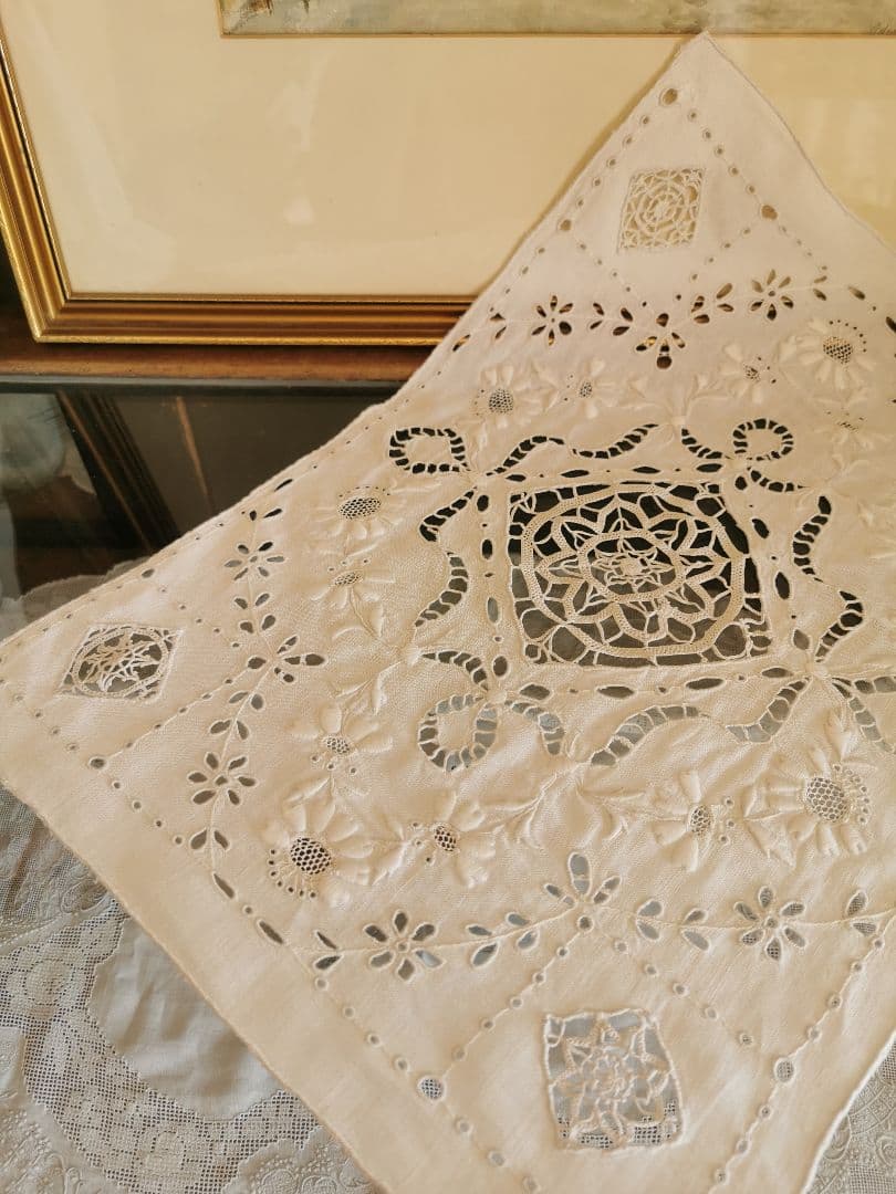 アンティークフランス 嵌込ニードルワーク 矢車菊＆アイレット刺繍 リネンクロス