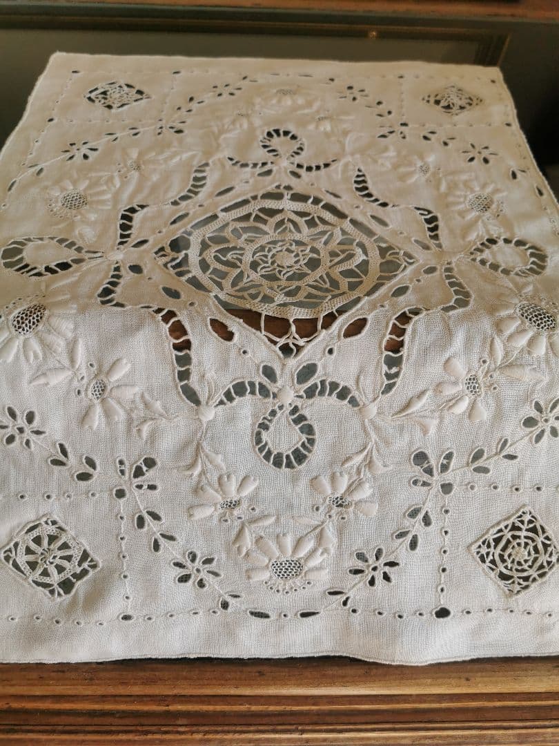 アンティークフランス 嵌込ニードルワーク 矢車菊＆アイレット刺繍 リネンクロス
