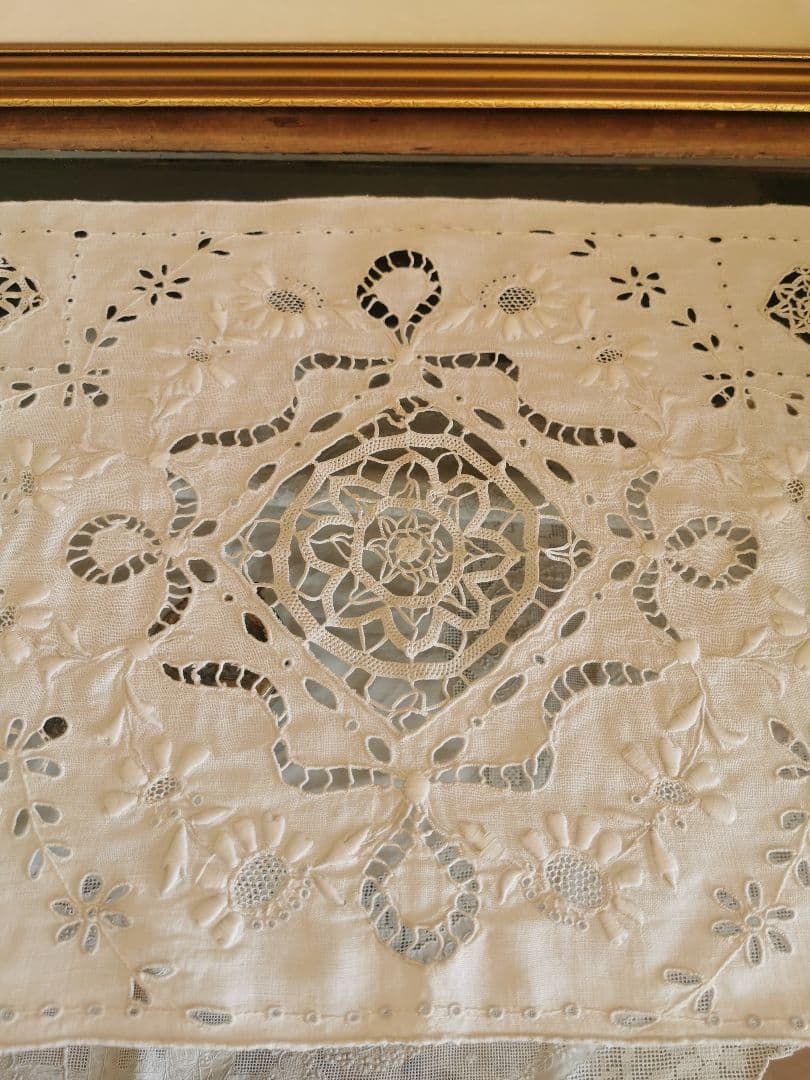 アンティークフランス 嵌込ニードルワーク 矢車菊＆アイレット刺繍 リネンクロス