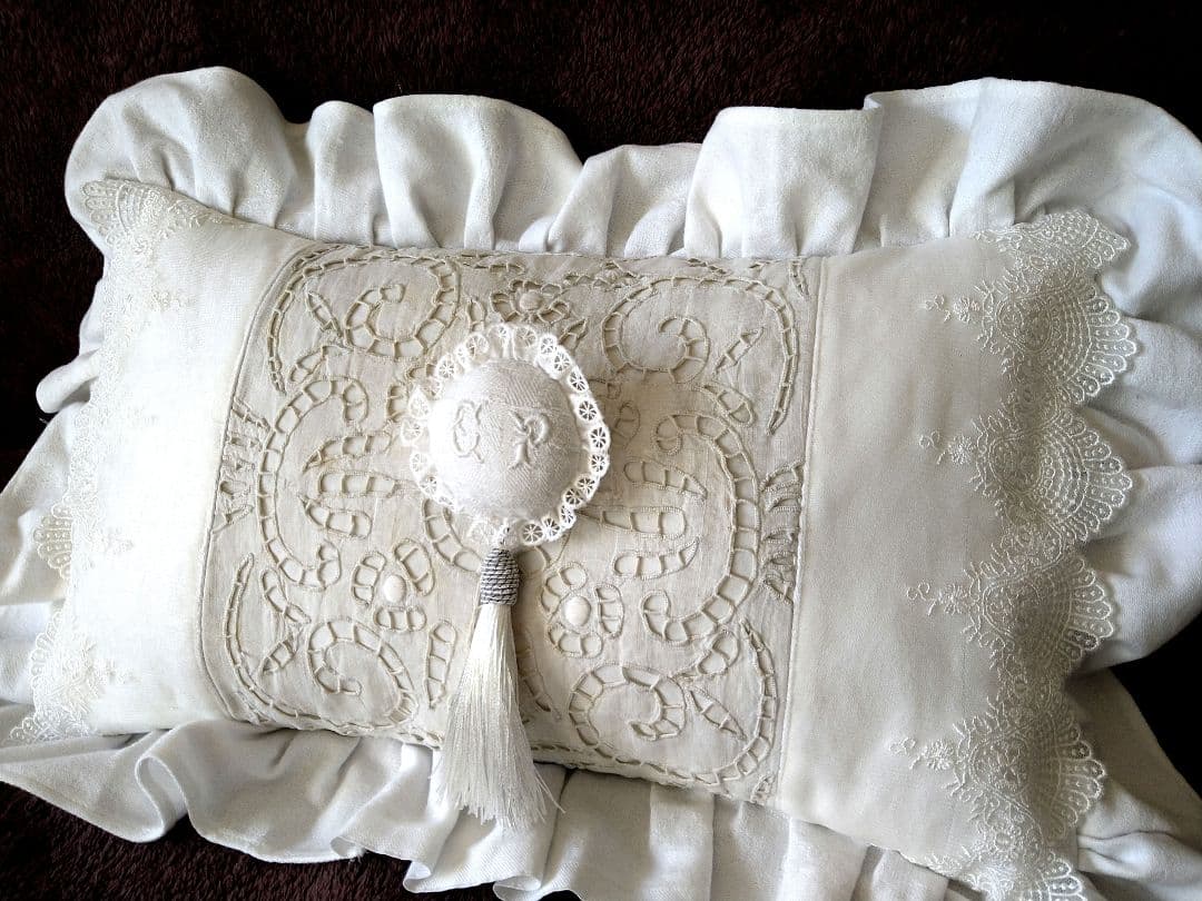 〜1/25最終価格※フランスアンティーク　ロゴ刺繍　カットレース　クッション