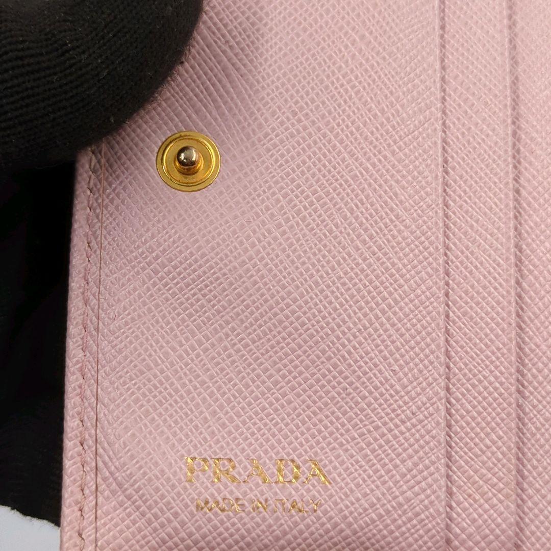 可愛い✨️PRADA　サフィアーノ　レザー　二つ折り財布　ロゴ付き