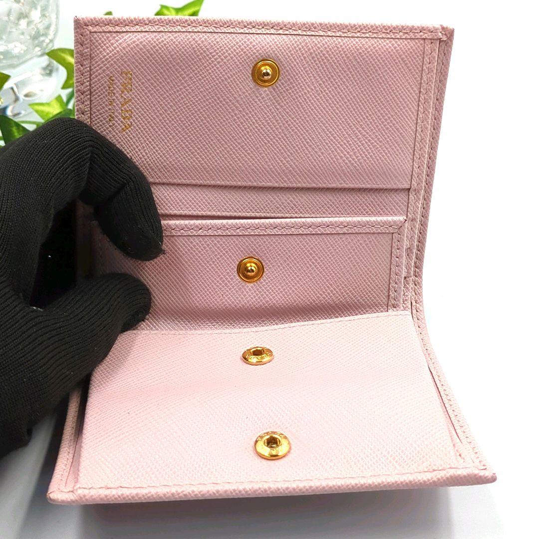 可愛い✨️PRADA　サフィアーノ　レザー　二つ折り財布　ロゴ付き
