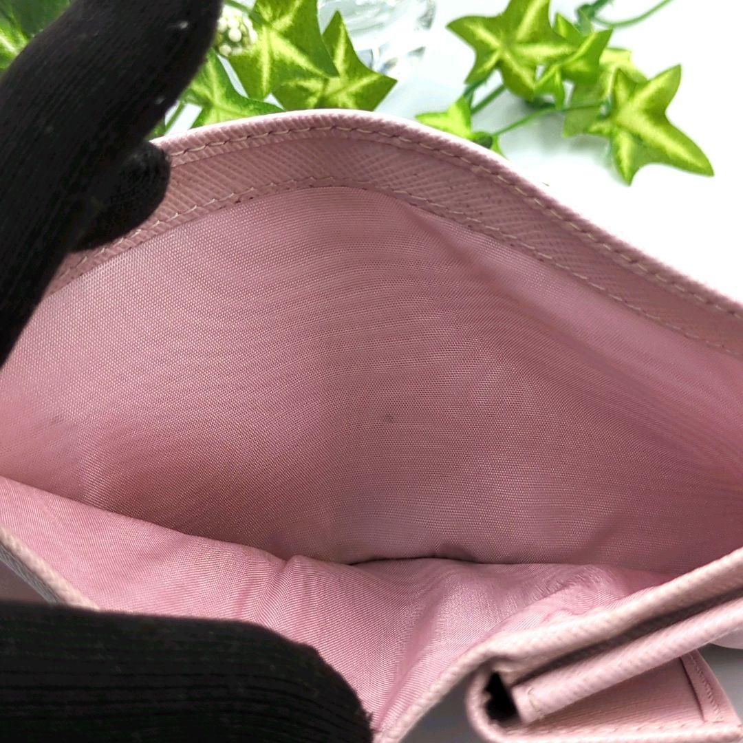 可愛い✨️PRADA　サフィアーノ　レザー　二つ折り財布　ロゴ付き