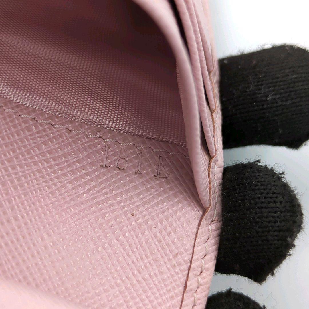 可愛い✨️PRADA　サフィアーノ　レザー　二つ折り財布　ロゴ付き