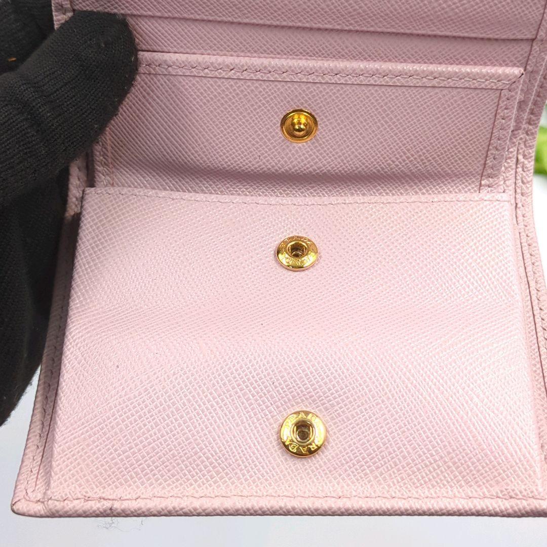 可愛い✨️PRADA　サフィアーノ　レザー　二つ折り財布　ロゴ付き