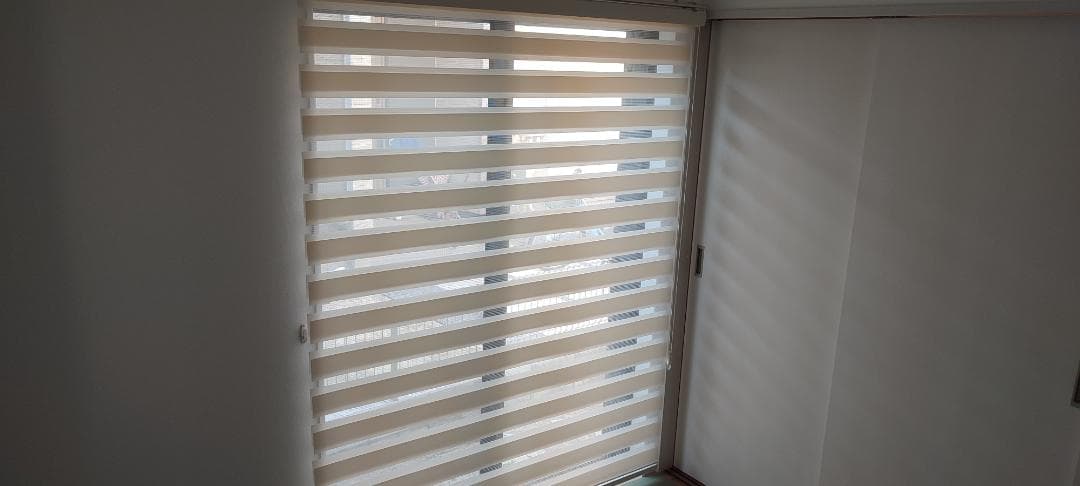 ベージュの ストライプ ロールスクリーン