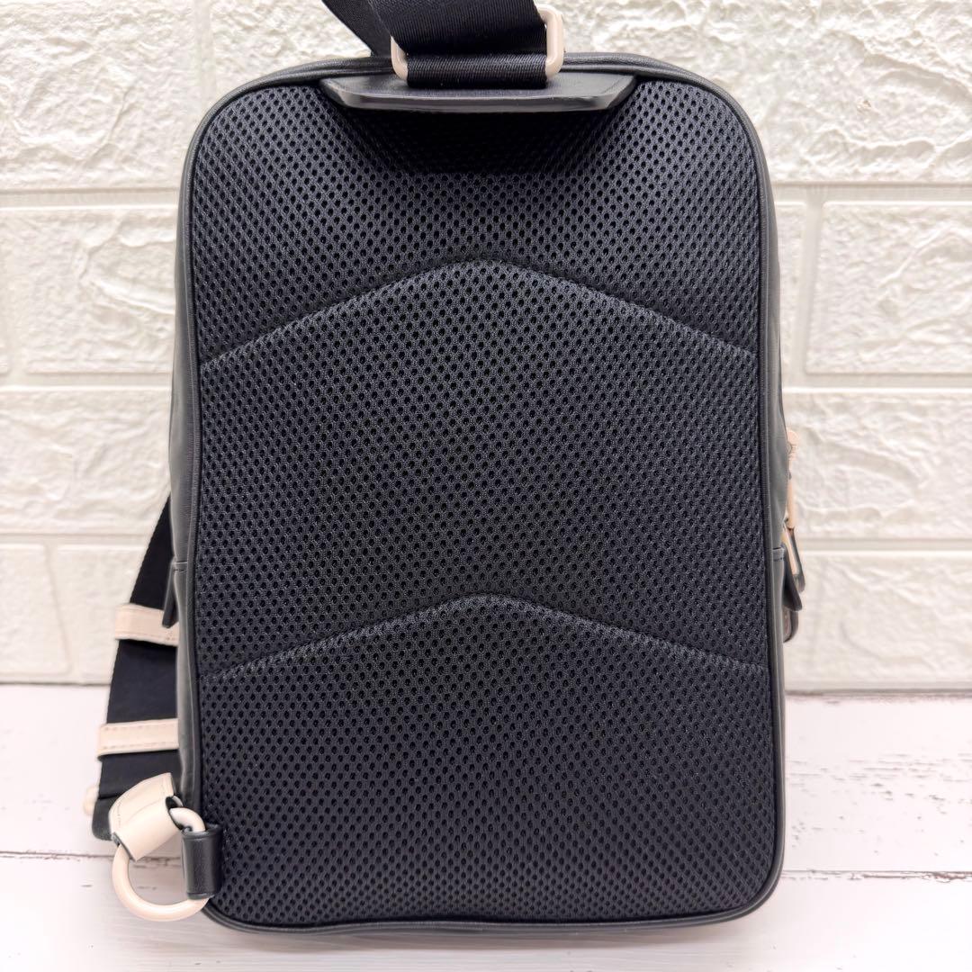 極美品✨　コーチ　ボデイバッグ　シグネチャー　レザー　トラック