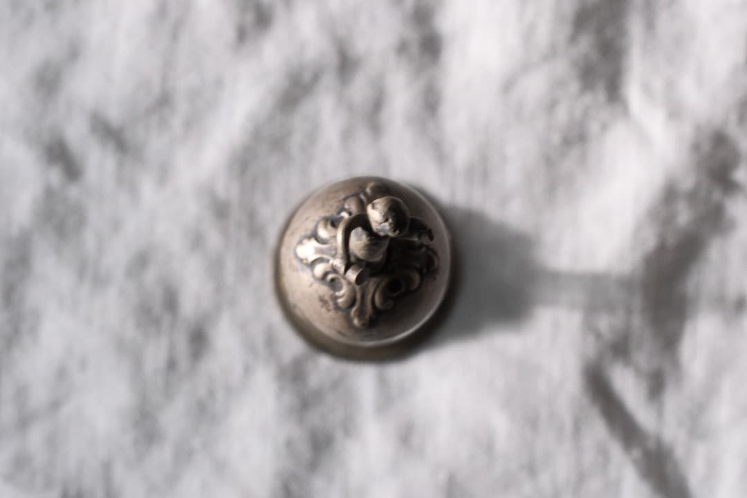 フランスアンティーク｜卵の上のプットー