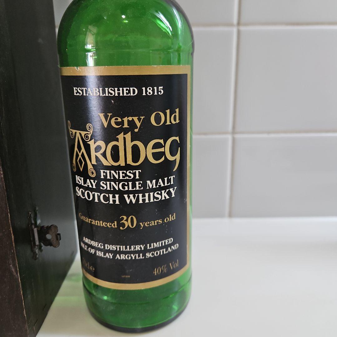 アードベックシングルモルト30年の空瓶です。