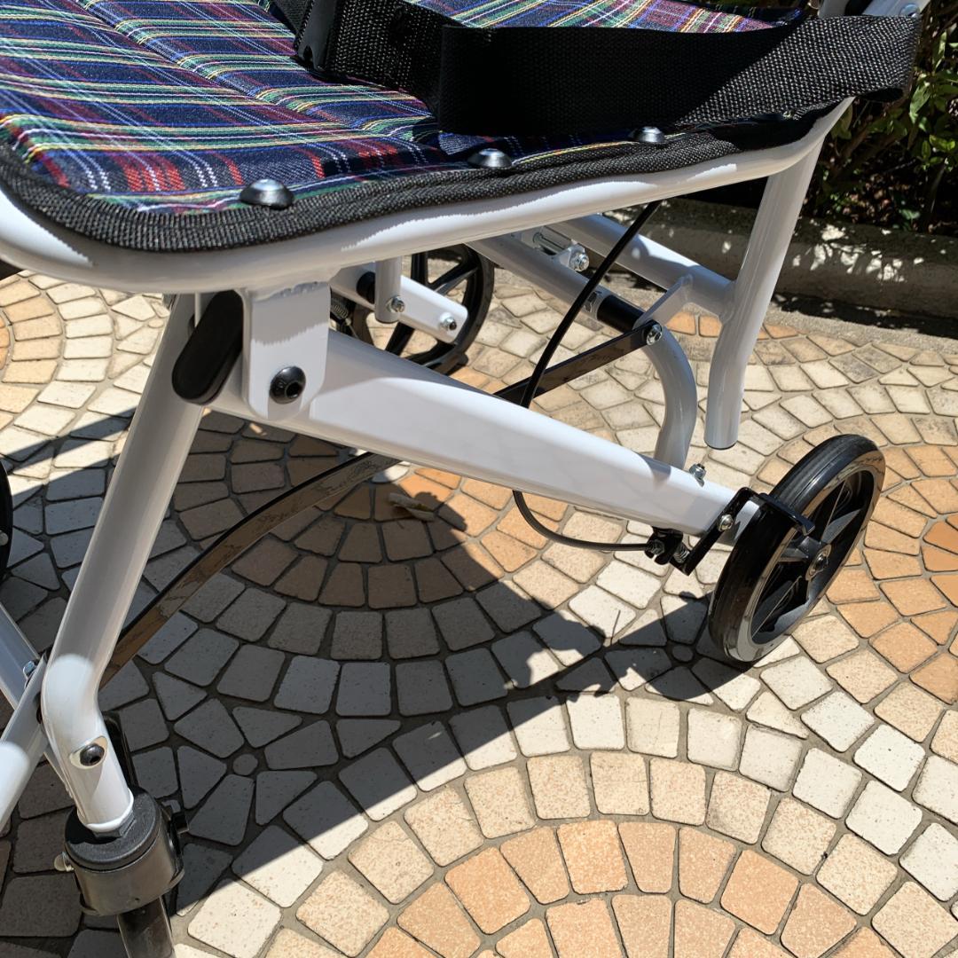美品　RAKU　軽量　折りたたみ コンパクト 介助式車椅子　ノーパンクタイヤ