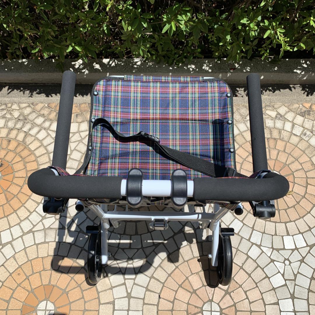 美品　RAKU　軽量　折りたたみ コンパクト 介助式車椅子　ノーパンクタイヤ