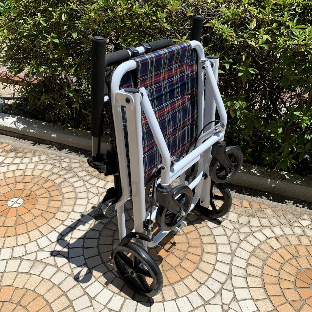 美品　RAKU　軽量　折りたたみ コンパクト 介助式車椅子　ノーパンクタイヤ
