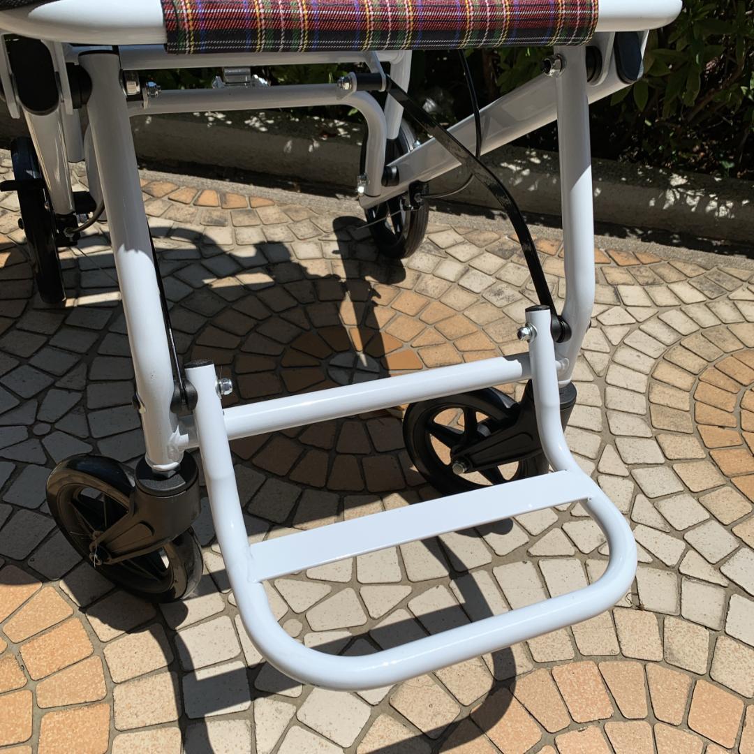 美品　RAKU　軽量　折りたたみ コンパクト 介助式車椅子　ノーパンクタイヤ