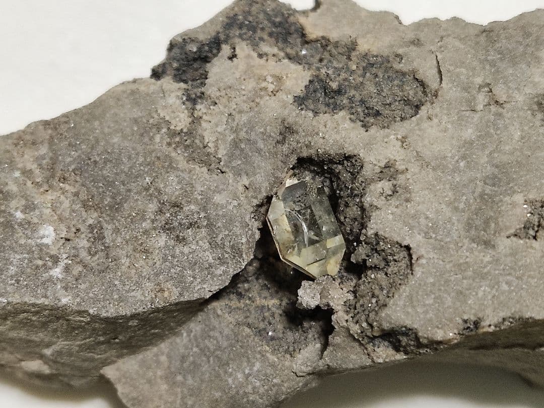 パワーストーン　天然石　原石　ハーキマーダイアモンド母岩付　107g　632