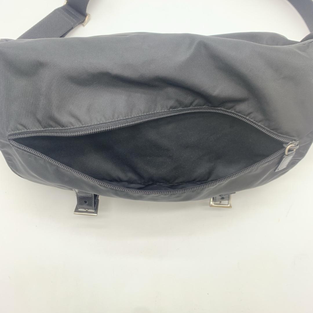 プラダ テスートナイロン レザー メッセンジャー ショルダーバッグ A4収納可能