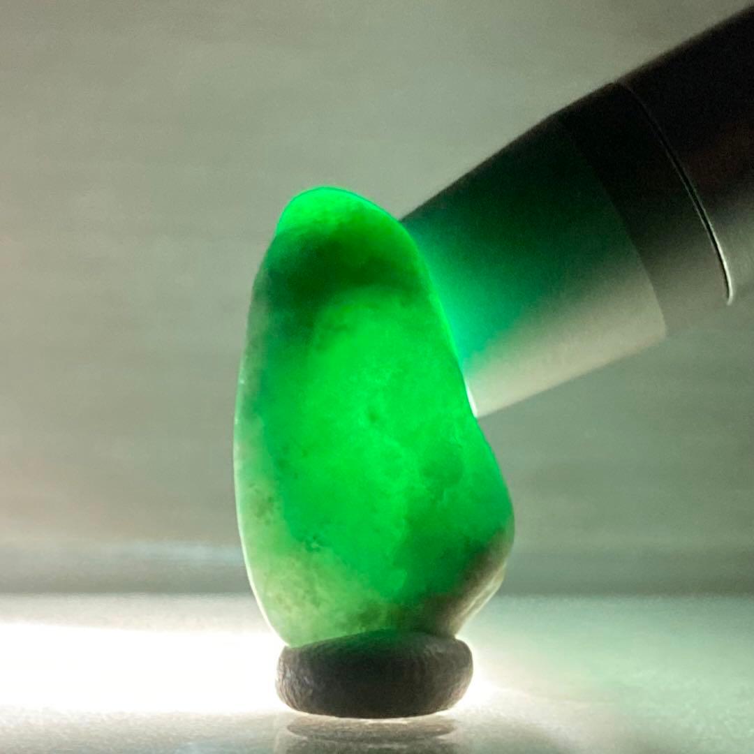 【専用品】糸魚川翡翠　ロウカン宝石質 翡翠　翡翠輝石　原石　3.2ｇ