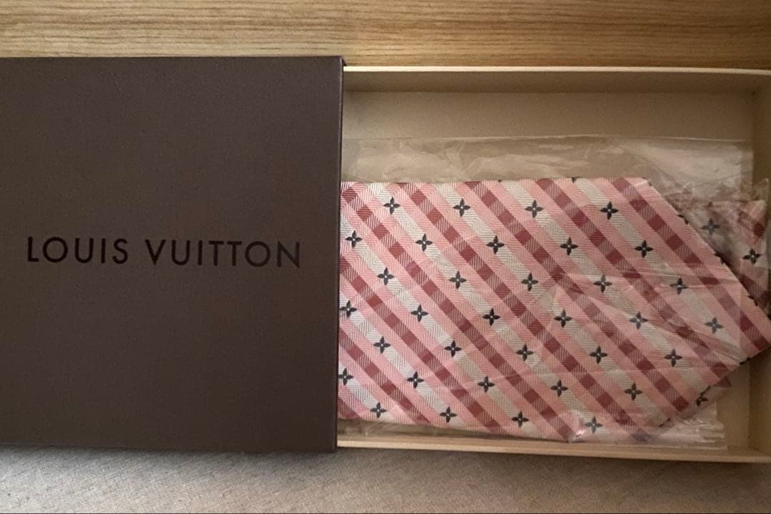 【美品】LOUIS VUITTONモノグラム スターチェック柄 シルクネクタイ
