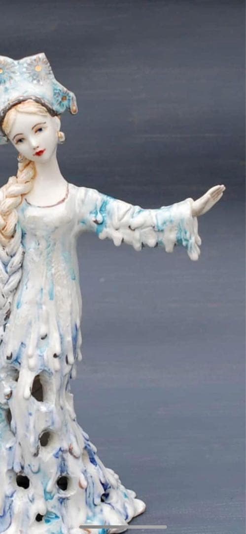 青白い陶器の女性フィギュア