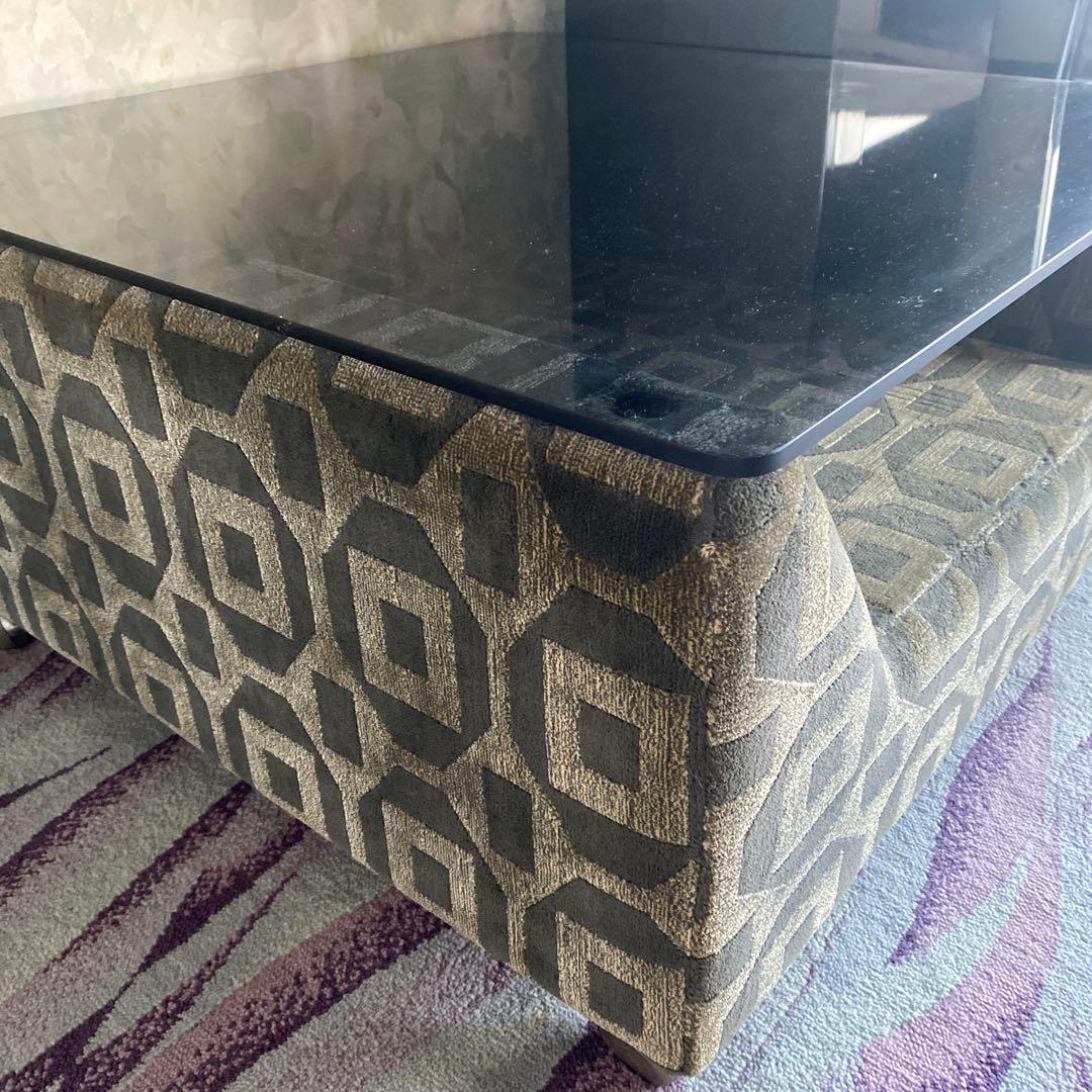 ガラス天板の幾何学模様コーヒーテーブル