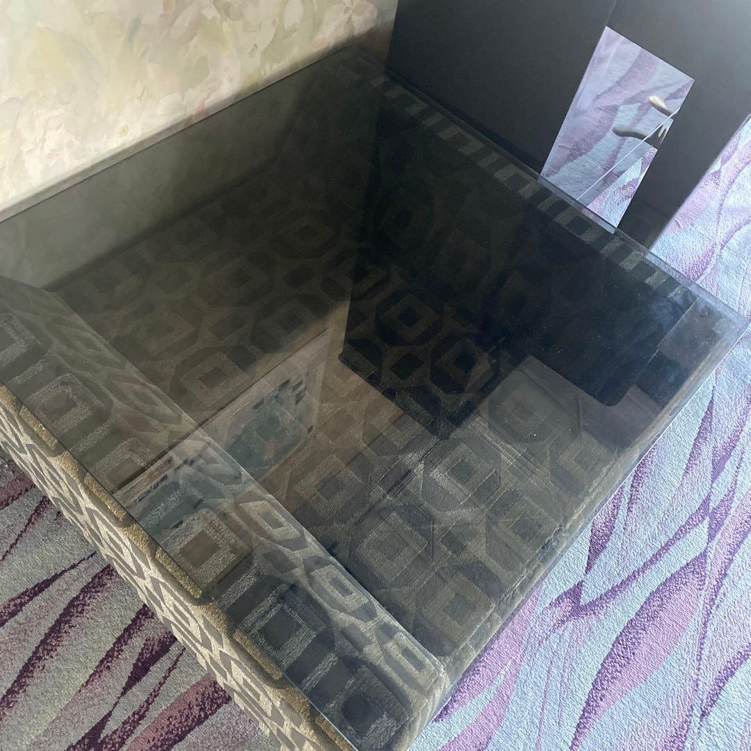 ガラス天板の幾何学模様コーヒーテーブル