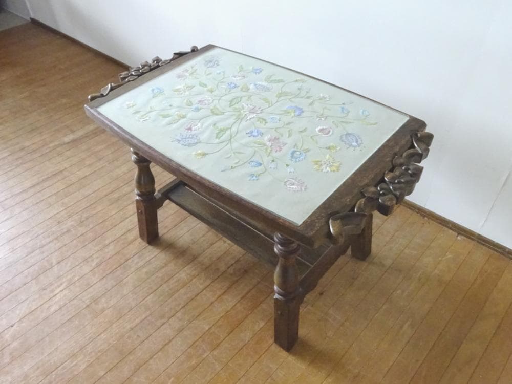 ぼんぼん　神戸洋家具　伊藤家具　　オーク材　ヴィンテージ　ガラス＆刺繍天板