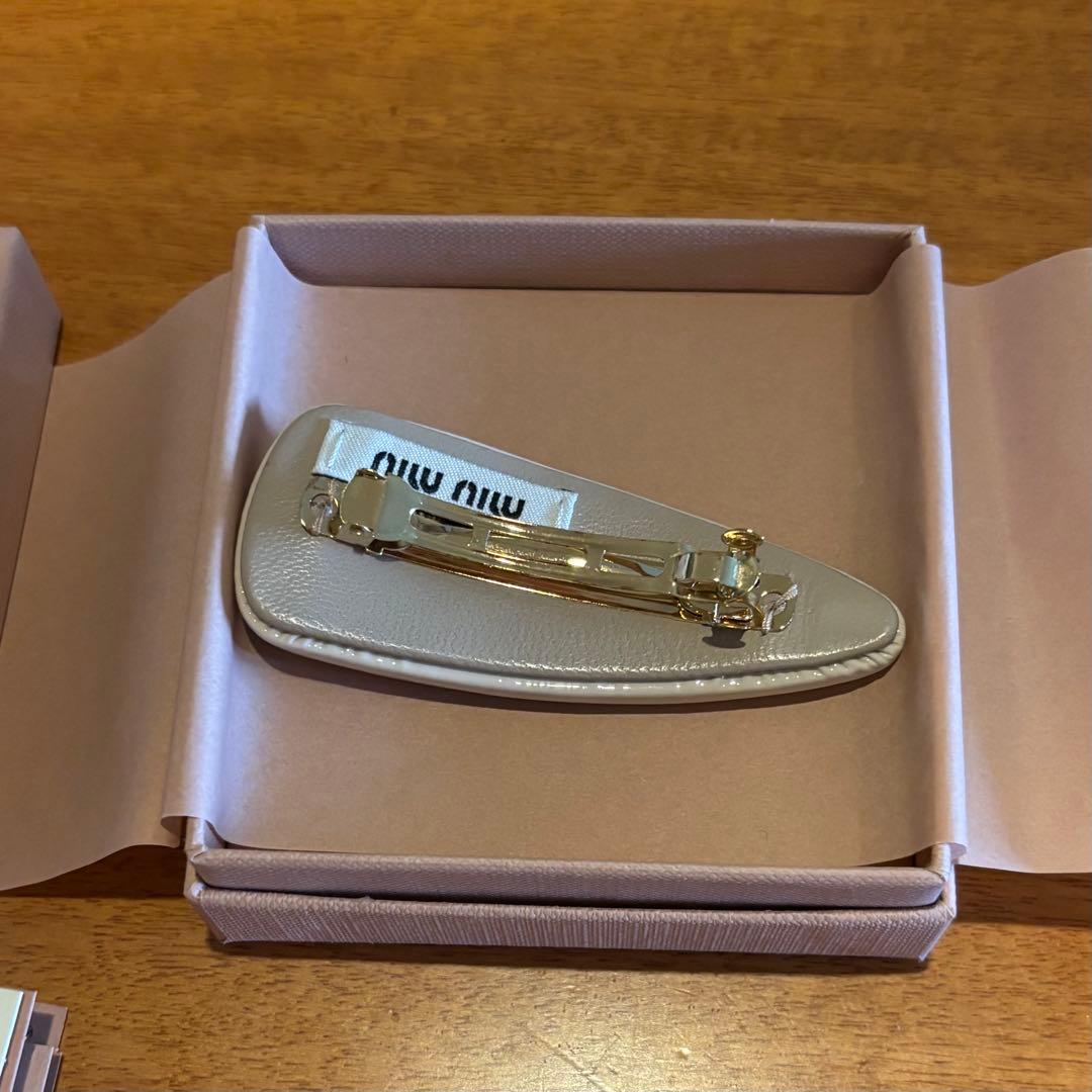 マー坊　MIU MIU ロゴ入りヘアピン　ピンクベージュ