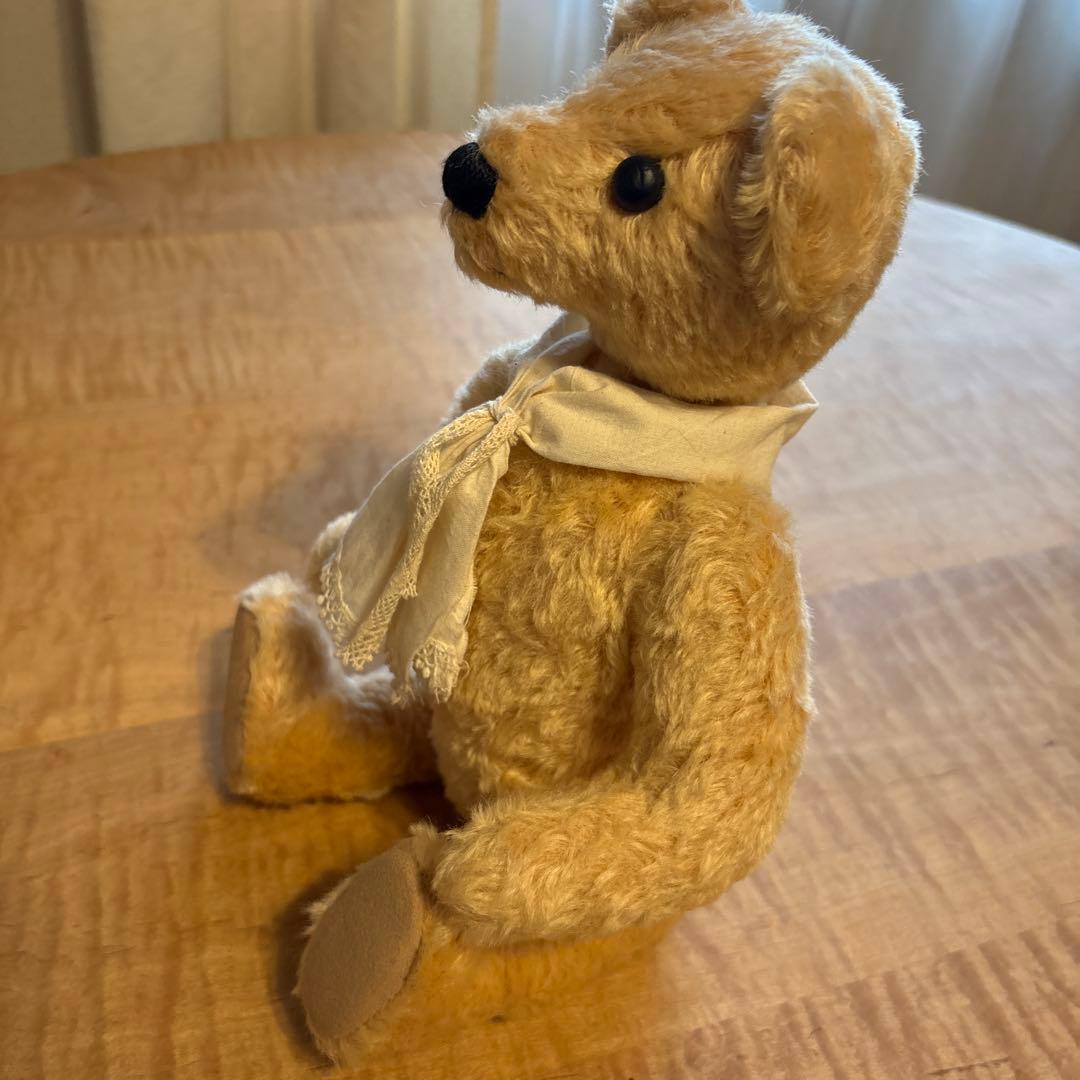 ベージュのファーテディベア スカーフ付き