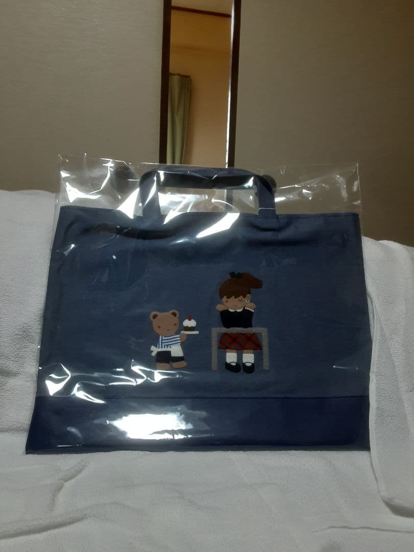 新品タグ付き　ファミリアデニムバック「ケーキはいかが」値引きしました