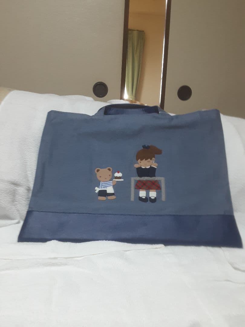 新品タグ付き　ファミリアデニムバック「ケーキはいかが」値引きしました