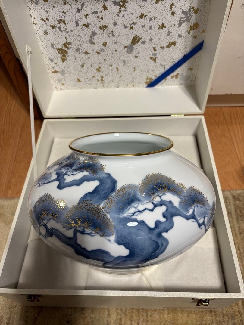 大倉陶園　金彩松文花瓶