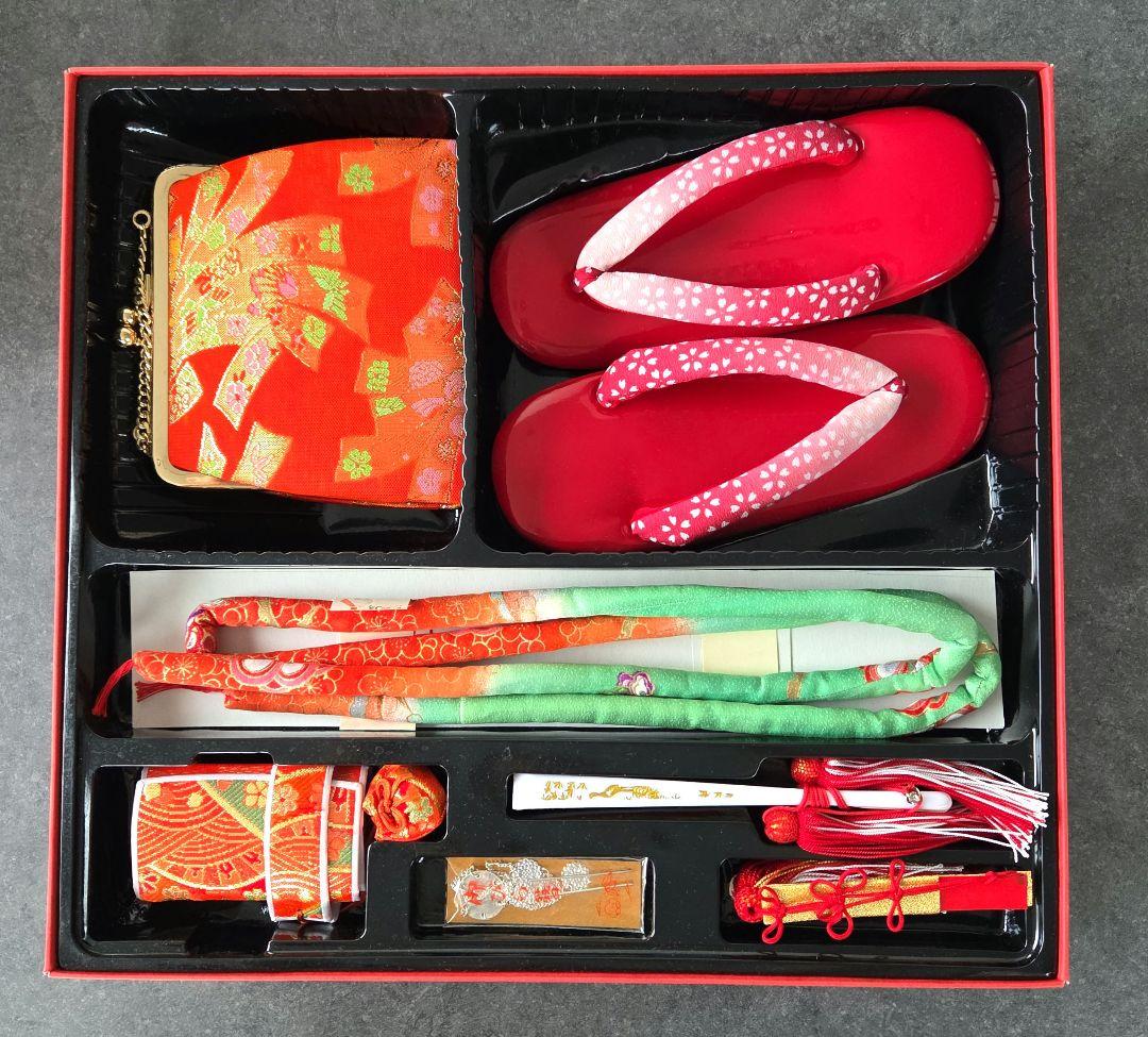 七五三用 正絹　花柄黒着物フルセット　着物　襦袢　帯　帯揚げ帯締め　バッグ　草履