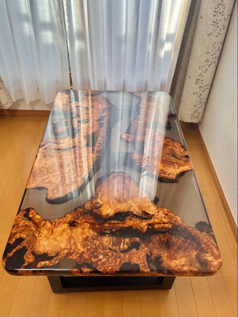 自然が刻んだ杉の瘤の模様を、レジンが永遠に封じ込めました。世界にひとつだけの作品