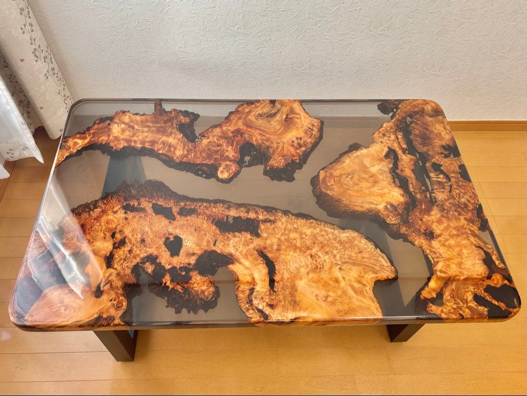 自然が刻んだ杉の瘤の模様を、レジンが永遠に封じ込めました。世界にひとつだけの作品