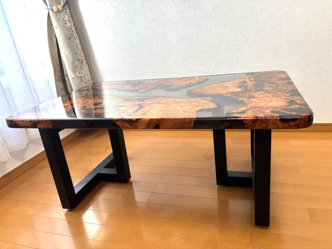 自然が刻んだ杉の瘤の模様を、レジンが永遠に封じ込めました。世界にひとつだけの作品