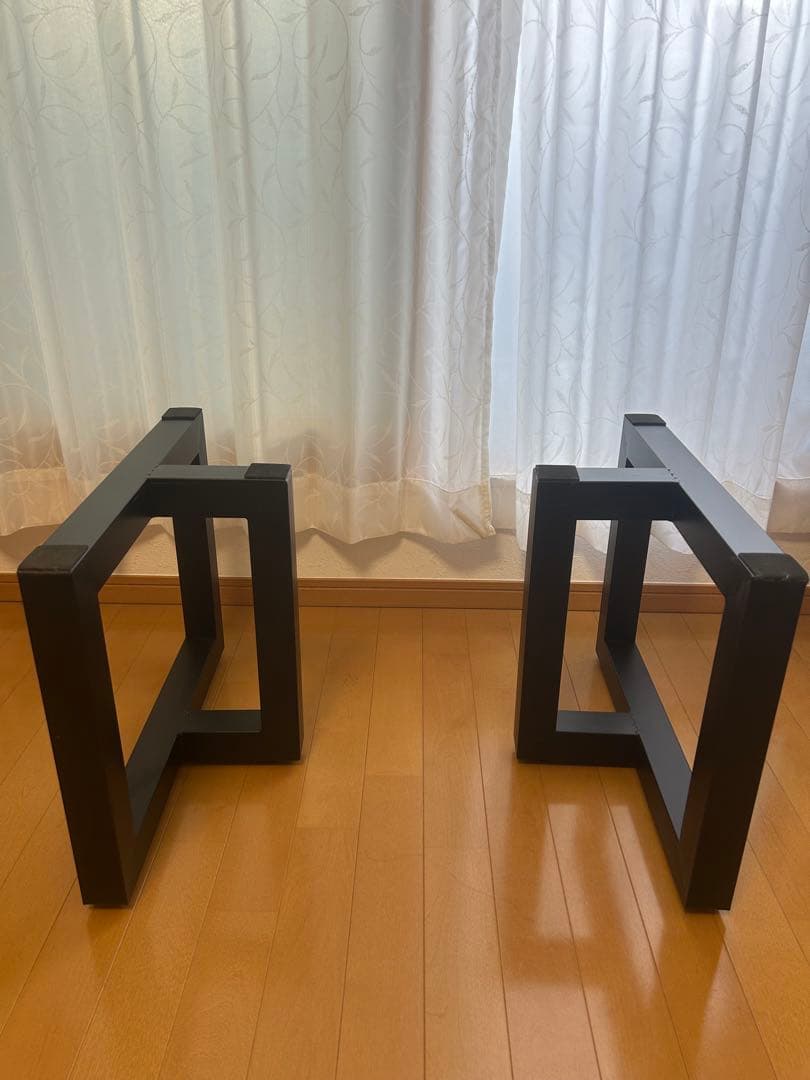 自然が刻んだ杉の瘤の模様を、レジンが永遠に封じ込めました。世界にひとつだけの作品