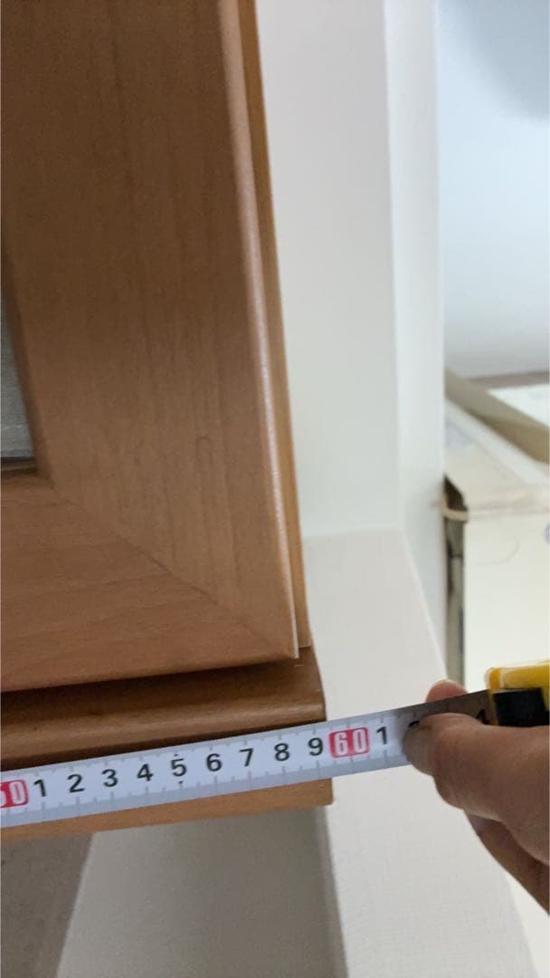 木製ガラス扉付き収納キャビネット　食器棚