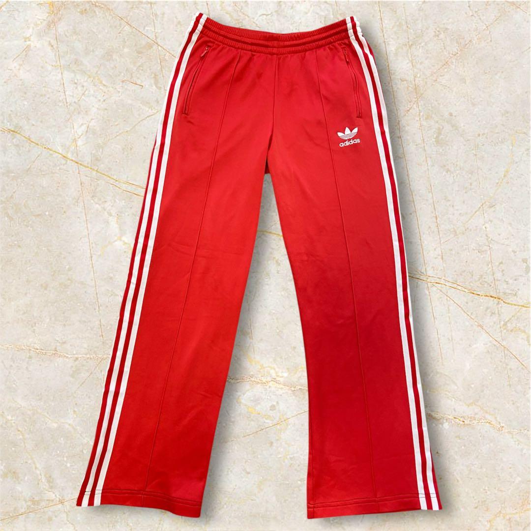 ★adidas originalsレッド トラックパンツ 万国旗タグ　サテン生地