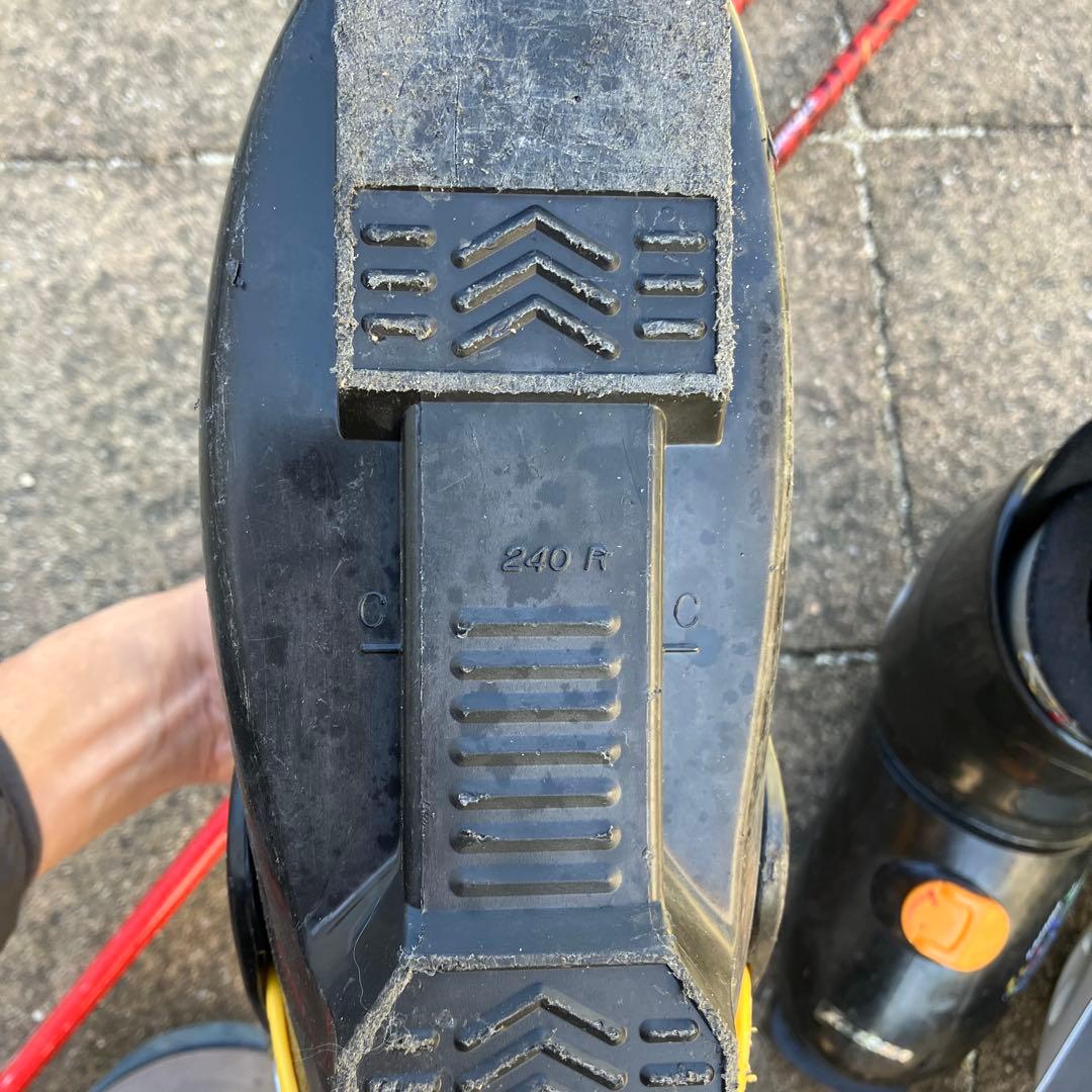 カラフルスキーセットと黒いブーツ