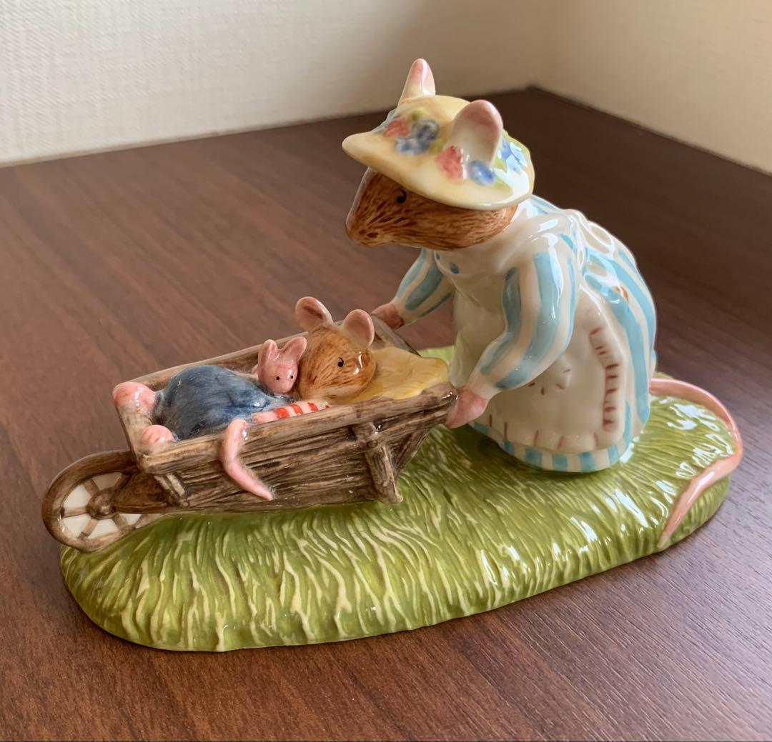 ブランブリーヘッジ フィギュリン Heading  置物